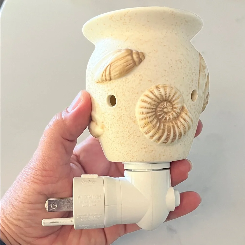 Scentsy Cream and Tan Shell Wax Warmer